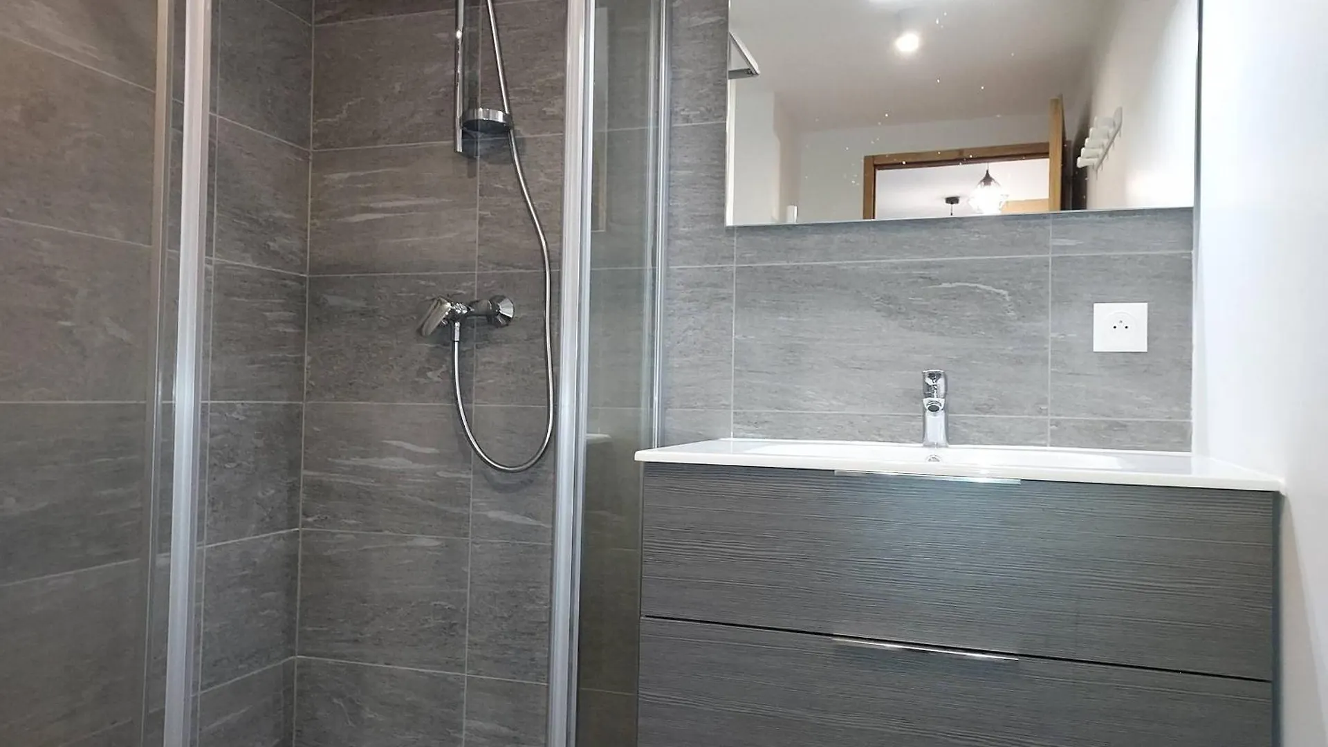 Appartement Cosy 4* Pied De Pistes Avec Balcon Et Parking A Valmorel - Fr-1-356-502